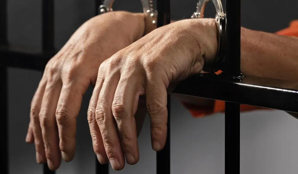 En Soacha: caen dos hombres que extorsionaban a comerciante en el sector de La Capilla 3 En Soacha: caen dos hombres que extorsionaban a comerciante en el sector de La Capilla Dos sujetos irán a la cárcel por extorsionar a un comerciante del barrio La Capilla, en Soacha (Cundinamarca). Ambos aceptaron los cargos. La Fiscalía reveló detalles de cómo dieron con su captura.