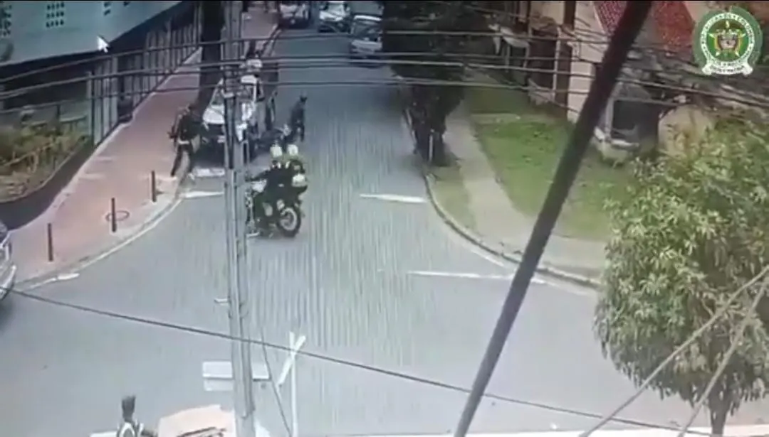 En Suba: Capturan a dos presuntos ladrones armados tras persecución Dos hombres fueron detenidos en el barrio Niza tras intimidar a un ciudadano con arma de fuego y robarle un celular avaluado en cinco millones de pesos. La Policía activó el ‘Plan Candado’ y logró interceptarlos luego de que chocaran contra un vehículo en plena huida.