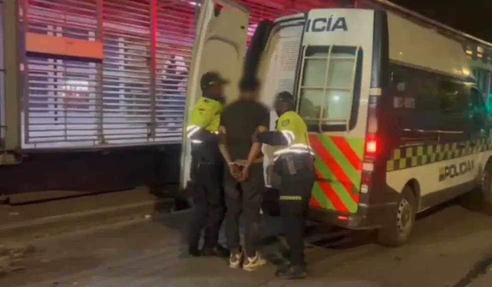 En Teusaquillo: lo pillaron dentro de un hueco, robando cable de TransMilenio Un hombre de 30 años fue capturado en flagrancia mientras intentaba robar 75 metros de fibra óptica en la troncal de TransMilenio en Teusaquillo.