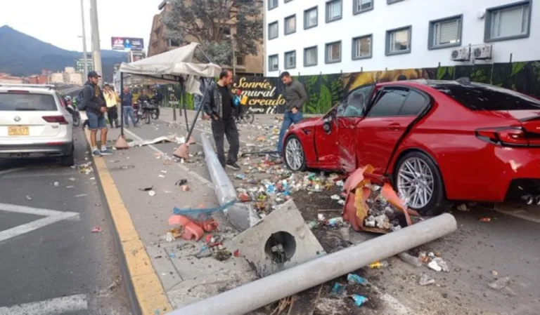 En Usaquén así fue el momento del accidente en que un carro se estrella contra un poste