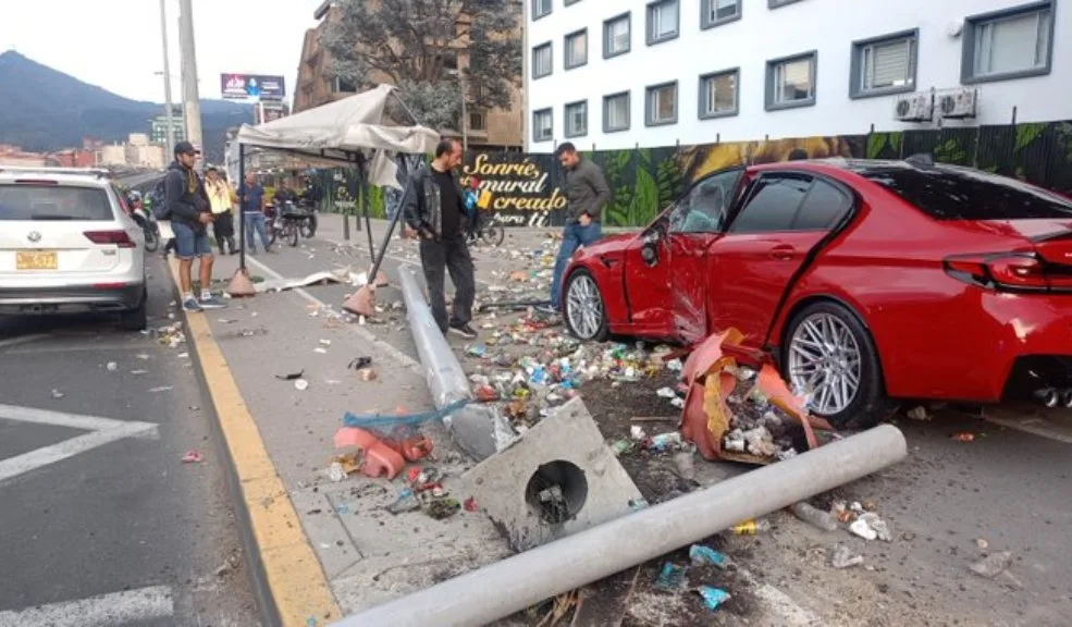 En Usaquén así fue el momento del accidente en que un carro se estrella contra un poste