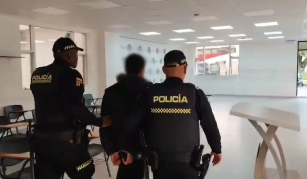 En Usaquén: capturan a joven de 19 años por violentar a su pareja Un joven de 19 años fue capturado en la localidad de Usaquén por agredir físicamente a su pareja sentimental frente a sus hijos, uno de ellos de solo seis meses.
