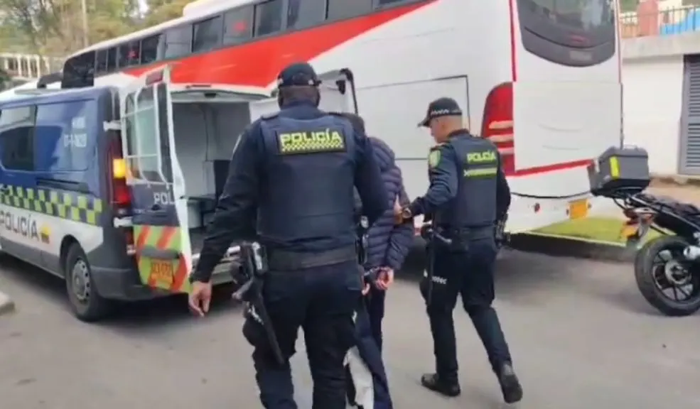 En Usaquén: capturan a joven de 19 años por violentar a su pareja Un joven de 19 años fue capturado en la localidad de Usaquén por agredir físicamente a su pareja sentimental frente a sus hijos, uno de ellos de solo seis meses.