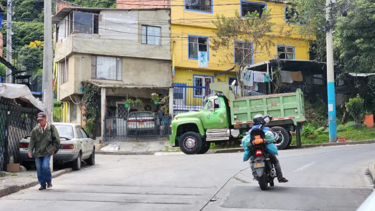 En Usaquén: conductor de volqueta hizo su último viaje antes de que un joven acabara con su vida 1 En Usaquén: conductor de volqueta hizo su último viaje antes de que un joven acabara con su vida El barrio Cerro Norte, de Usaquén, fue escenario de un hecho criminal. Allí un conductor de volqueta, de 40 años, perdió la vida tras ser víctima de un ataque a bala. Las autoridades atraparon a uno de los responsables.