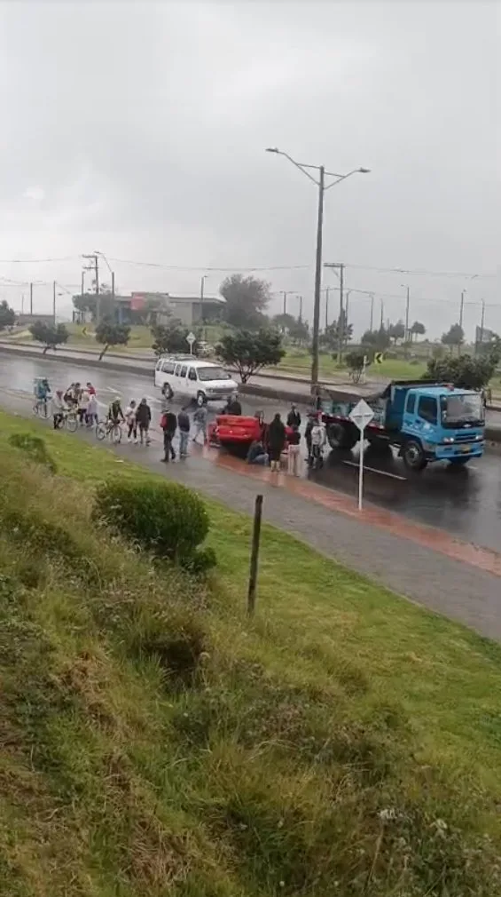 En Usme: accidente de tránsito en la Autopista al Llano generó alerta vial En la mañana del 7 de agosto, un vehículo particular se volcó en la Autopista al Llano con calle 110 sur, en la localidad de Usme. El siniestro generó alerta entre los conductores, pero por fortuna no dejó víctimas fatales ni heridos de gravedad.