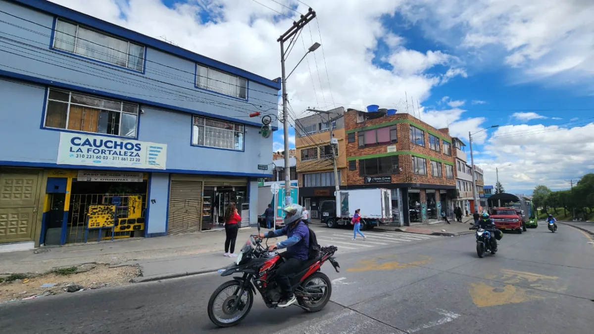 En Usme: asesinan a un hombre dentro de un billar con arma de fuego Un violento ataque en un billar en la localidad de Usme dejó un hombre de 40 años muerto. El homicidio fue perpetrado por un sicario que le disparó a la víctima en la cabeza.