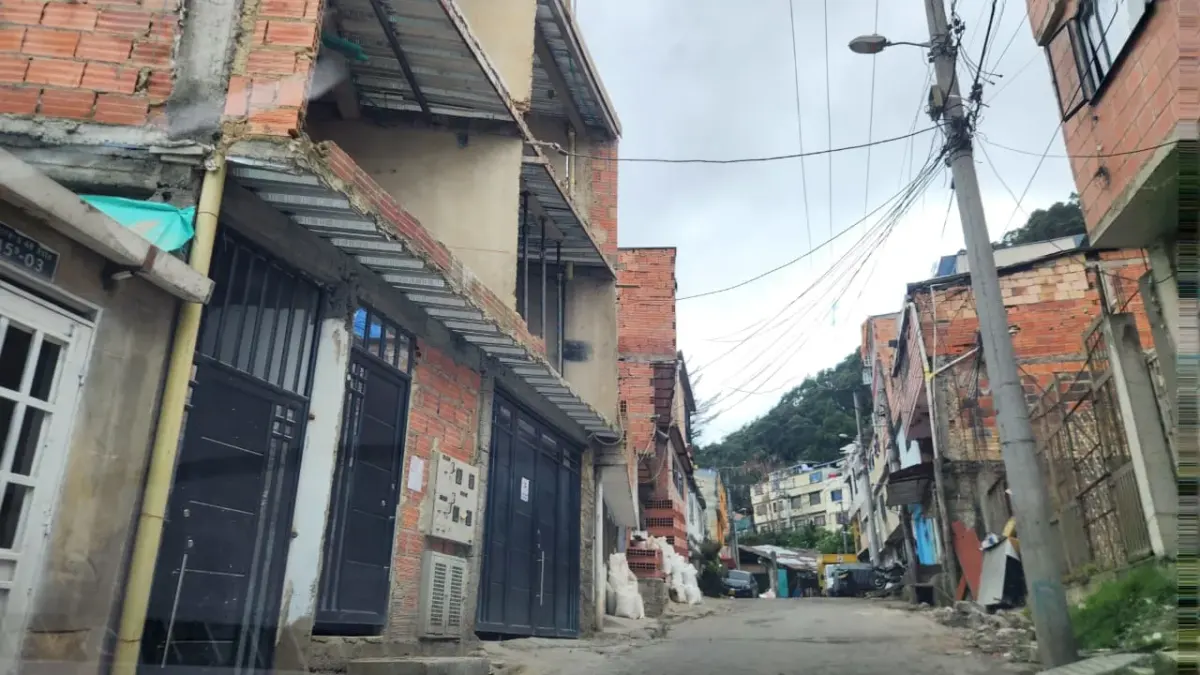 A Johan lo mataron en Villa del Cerro, Chapinero, en la puerta de su casa La comunidad del barrio Villa del Cerro (Chapinero) sigue consternada por la muerte de Johan Daniel Martínez. Q'HUBO conoció detalles de cómo ocurrió este lamentable hecho.