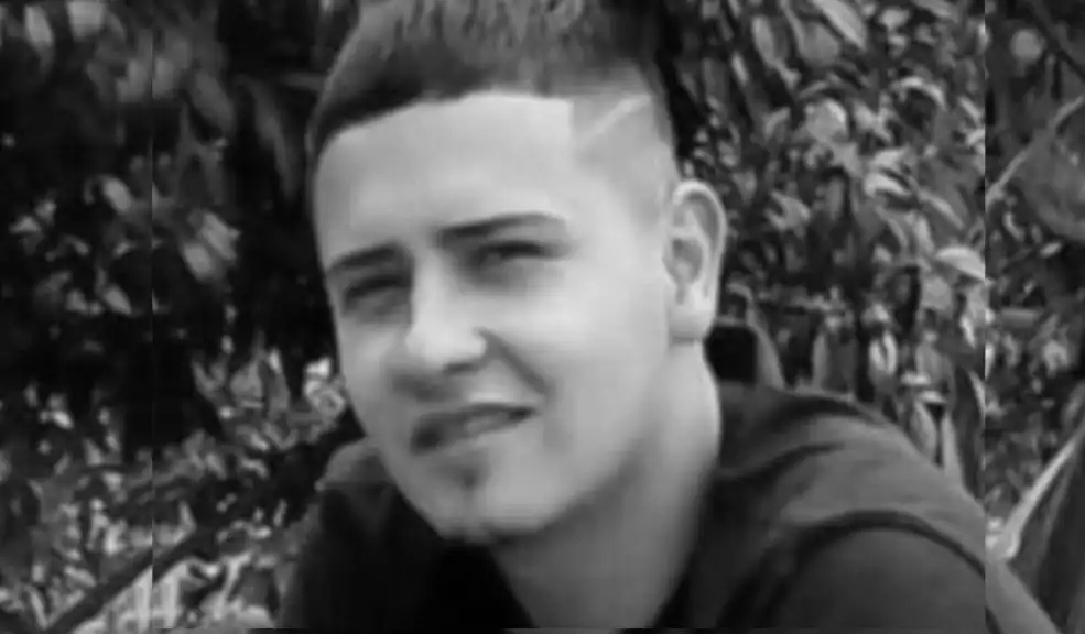 A Johan lo mataron en Villa del Cerro, Chapinero, en la puerta de su casa La comunidad del barrio Villa del Cerro (Chapinero) sigue consternada por la muerte de Johan Daniel Martínez. Q'HUBO conoció detalles de cómo ocurrió este lamentable hecho.