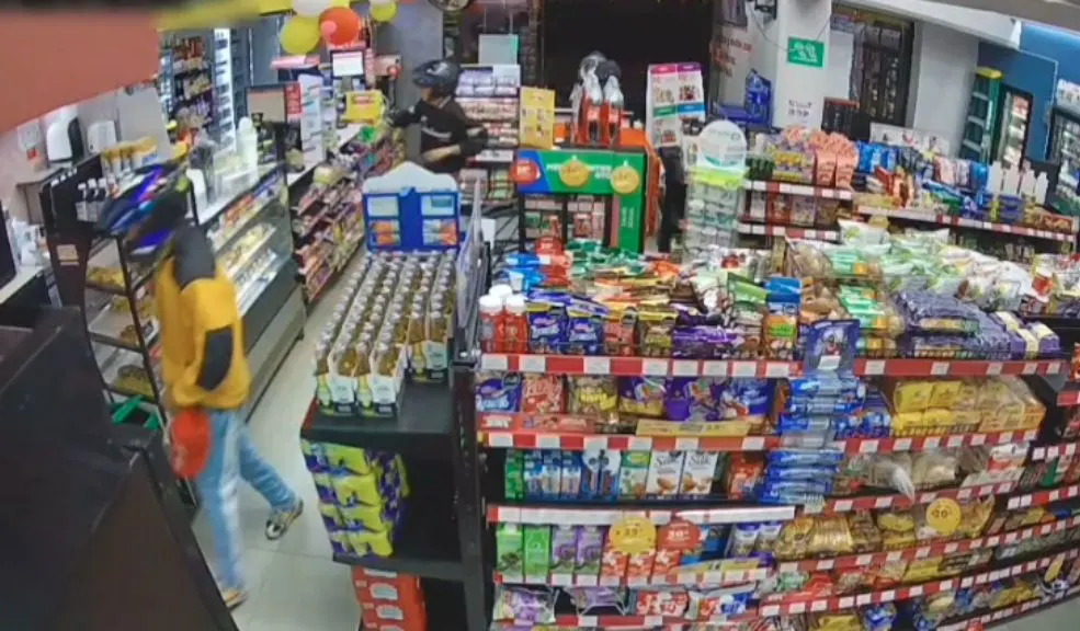 En Chapinero capturaron a tres hombres por millonario atraco a mano armada Tres hombres, de 18, 19 y 28 años, fueron capturados en Chapinero tras atracar a mano armada un supermercado del barrio Espartillal. Los delincuentes intimidaron a una trabajadora y huyeron con mercancía avaluada en más de 13 millones de pesos.