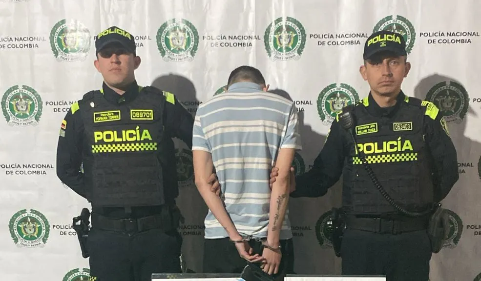 Engativá: capturan a hombre con subametralladora tras intento de robo en frutería 1 Engativá: capturan a hombre con subametralladora tras intento de robo en frutería En Engativá, un hombre armado con subametralladora intentó robar una frutería en Soledad Norte. La comunidad lo retuvo y la Policía lo capturó tras incautarle el arma con silenciador.