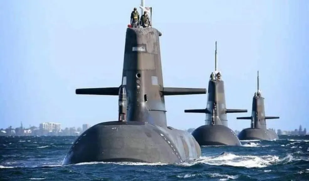 EE. UU. despliega buques y submarino cerca de costas venezolanas. Se siente alta tensión militar 1 EE. UU. despliega buques y submarino cerca de costas venezolanas. Se siente alta tensión militar En un despliegue de considerable magnitud, Estados Unidos ha posicionado varias de sus naves de guerra y un submarino nuclear rápido en las aguas del sur del Caribe, próximas a las costas venezolanas. Esta operación se enmarca en una estrategia oficial enfocada en la lucha contra el narcotráfico, aunque ha intensificado la tensión militar en la región.