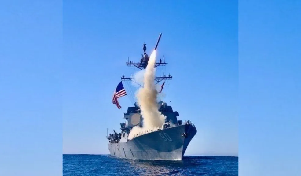 EE. UU. despliega buques y submarino cerca de costas venezolanas. Se siente alta tensión militar 2 EE. UU. despliega buques y submarino cerca de costas venezolanas. Se siente alta tensión militar En un despliegue de considerable magnitud, Estados Unidos ha posicionado varias de sus naves de guerra y un submarino nuclear rápido en las aguas del sur del Caribe, próximas a las costas venezolanas. Esta operación se enmarca en una estrategia oficial enfocada en la lucha contra el narcotráfico, aunque ha intensificado la tensión militar en la región.