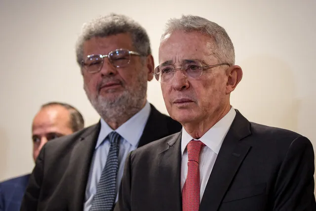 Fuerte agarrón entre Álvaro Uribe y Juez del caso por filtración del fallo El enfrentamiento escaló con la jueza Sandra Liliana Heredia, luego de que ella tuviera un desencuentro tras la filtración del fallo judicial.
