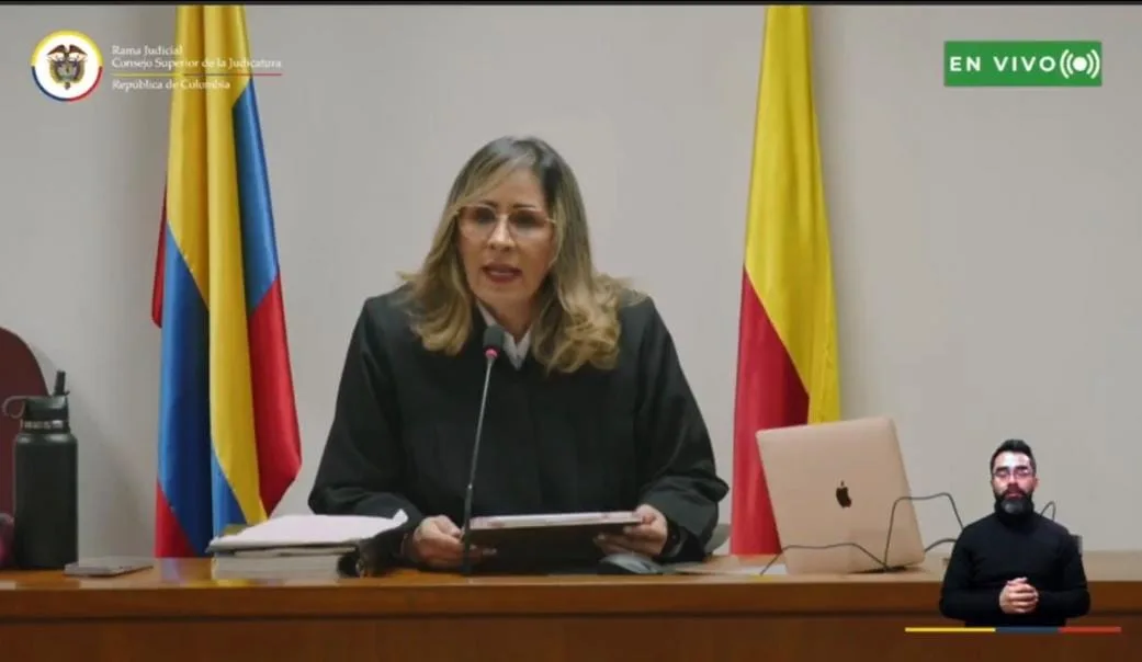 Testigo de Álvaro Uribe amenazó a la familia de la jueza Heredia en video Nicolás Jurado Monsalve, testigo clave de la defensa de Álvaro Uribe, amenazó a la jueza Sandra Heredia y a su familia en un video difundido en redes sociales.