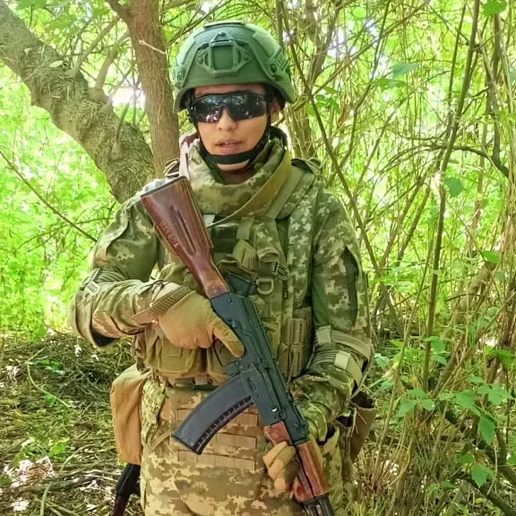 Gerson salió del Divino Niño y perdió la vida en el infierno ucraniano Gerson Alejandro González viajó a Ucrania para participar en la guerra, convencido de que ganaría dinero para sacar adelante a su familia; sin embargo, perdió la vida. Vivía en el Divino Niño (Ciudad Bolívar). Ahora sus seres queridos piden ayuda para repatriar su cuerpo.