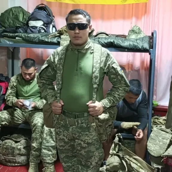 Gerson salió del Divino Niño y perdió la vida en el infierno ucraniano Gerson Alejandro González viajó a Ucrania para participar en la guerra, convencido de que ganaría dinero para sacar adelante a su familia; sin embargo, perdió la vida. Vivía en el Divino Niño (Ciudad Bolívar). Ahora sus seres queridos piden ayuda para repatriar su cuerpo.
