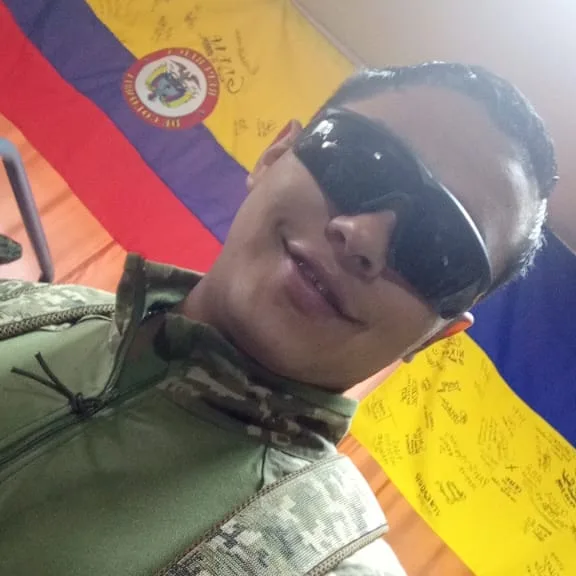 Gerson salió del Divino Niño y perdió la vida en el infierno ucraniano Gerson Alejandro González viajó a Ucrania para participar en la guerra, convencido de que ganaría dinero para sacar adelante a su familia; sin embargo, perdió la vida. Vivía en el Divino Niño (Ciudad Bolívar). Ahora sus seres queridos piden ayuda para repatriar su cuerpo.