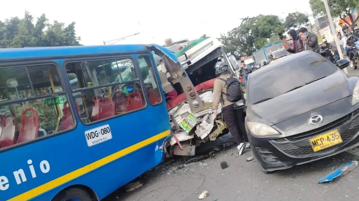Kennedy: grave accidente cerca de la Primera de Mayo deja varios pasajeros heridos Es tan alarmante de la situación, que, como se pueden apreciar en videos grabados por transeúntes que presenciaron el accidente, aparte de heridos también hay personas atrapadas dentro de los vehículos.