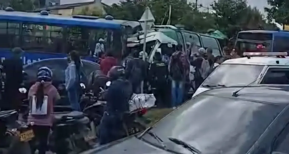 Kennedy: grave accidente cerca de la Primera de Mayo deja varios pasajeros heridos Es tan alarmante de la situación, que, como se pueden apreciar en videos grabados por transeúntes que presenciaron el accidente, aparte de heridos también hay personas atrapadas dentro de los vehículos.
