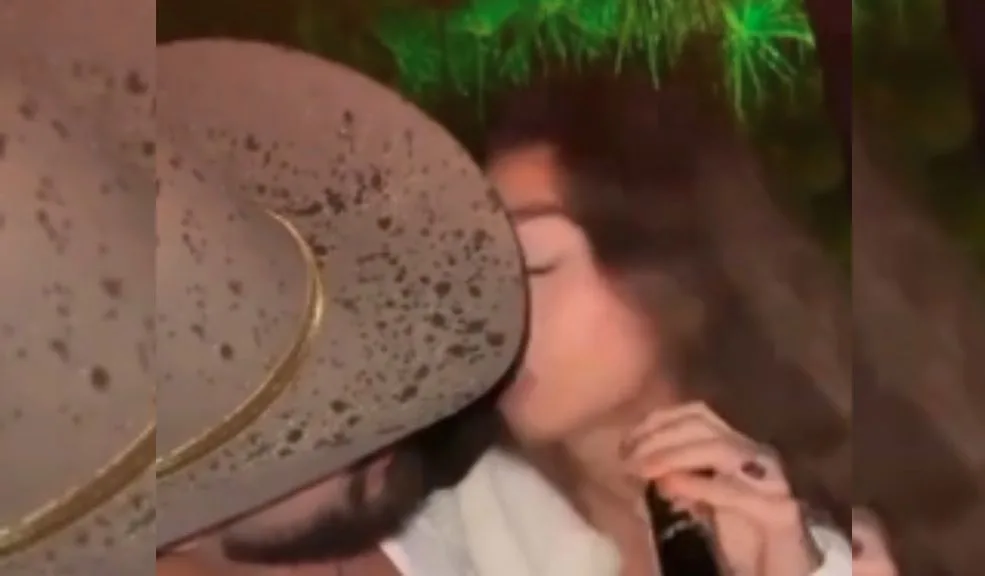 Greeicy por poco se besa con otro frente a Mike Bahía 1 Greeicy por poco se besa con otro frente a Mike Bahía En medio de lo que al parecer sería un show privado, Greeicy casi se da un beso con otro artista delante de su pareja, Mike Bahía.