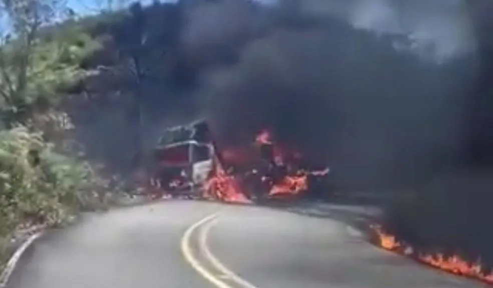 Grupos ilegales queman camión de D1 en zona rural de Anorí 4 Grupos ilegales queman camión de D1 en zona rural de Anorí