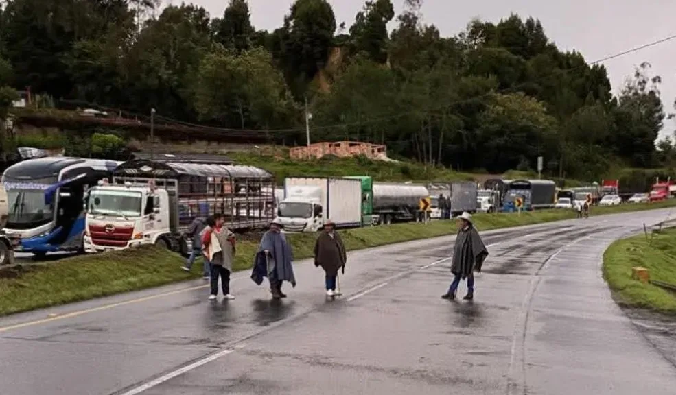Hay bloqueos, especialmente en Boyacá y Cundinamarca, por paro minero Con bloqueos, especialmente en Boyacá y Cundinamarca, comenzó este lunes el paro minero, con el que representantes del sector buscan protestar por la crisis económica que vive esta actividad económica.