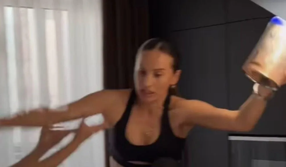 Influencer se quiebra la columna por hacer un reto de TikTok 2 Influencer se quiebra la columna por hacer un reto de TikTok La influencer rusa Mariana Vasiuc sufrió una fractura en la columna tras intentar un peligroso reto viral de TikTok, el "Nicki Minaj Stiletto Challenge".