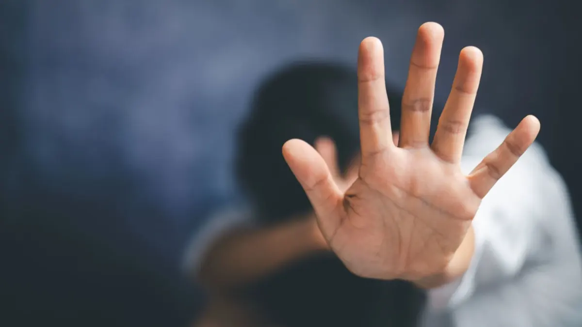 En Bogotá: mujer denuncia que su esposo abusó de su hija hace un año y quedará en libertad 1 En Bogotá: mujer denuncia que su esposo abusó de su hija hace un año y quedará en libertad Q'HUBO habló con la madre de una menor que, al parecer, fue abusada por su padrastro hace un año. Si bien el sujeto fue capturado, quedaría en libertad en las próximas horas. Le contamos por qué.