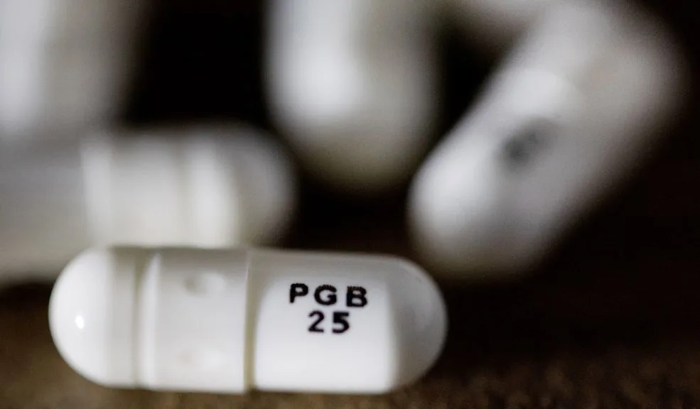 Judicializan a hombre por venta ilegal de medicamentos 'chimbos' en Soacha 2 Judicializan a hombre por venta ilegal de medicamentos 'chimbos' en Soacha Un hombre ha sido judicializado en Soacha por la venta ilegal de medicamentos falsos o en mal estado. El implicado, identificado como Sergio B., se dedicaba a almacenar, modificar y comercializar medicinas de uso institucional que ponían en riesgo la salud pública.