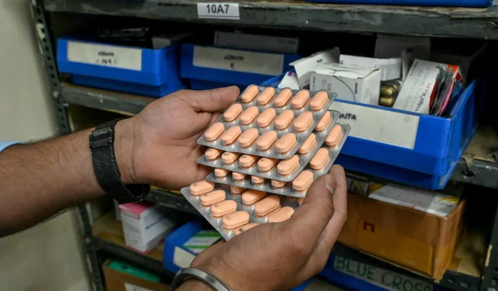 Judicializan a hombre por venta ilegal de medicamentos 'chimbos' en Soacha 1 Judicializan a hombre por venta ilegal de medicamentos 'chimbos' en Soacha Un hombre ha sido judicializado en Soacha por la venta ilegal de medicamentos falsos o en mal estado. El implicado, identificado como Sergio B., se dedicaba a almacenar, modificar y comercializar medicinas de uso institucional que ponían en riesgo la salud pública.