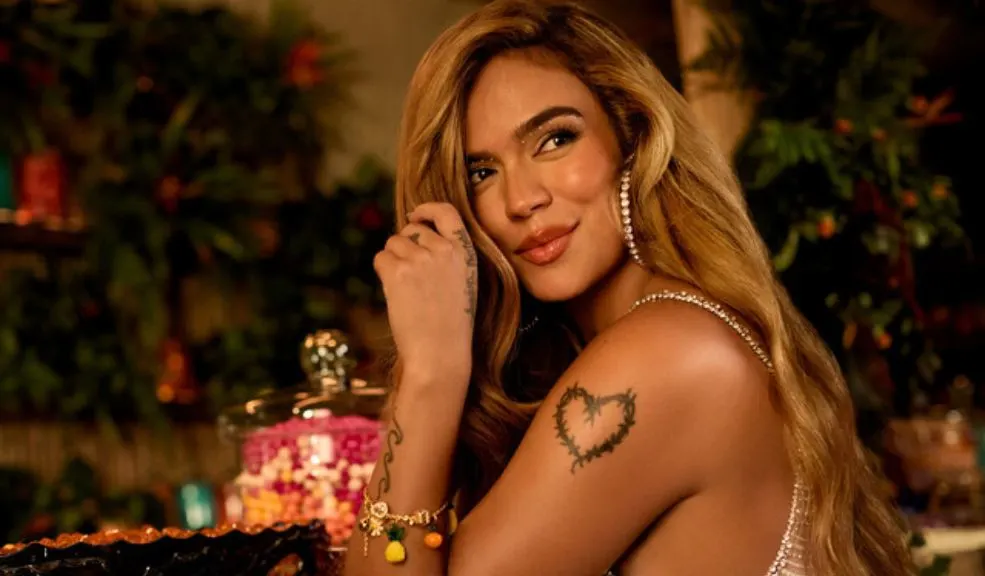 Karol G cantará en un partido de la NFL ¿Pidiendo pista en el Super Bowl? 2 Karol G cantará en un partido de la NFL ¿Pidiendo pista en el Super Bowl? La 'Bichota' quiere volver a sorprender a sus seguidores, esta vez con un show de medio tiempo en el regreso de la NFL en Brasil.