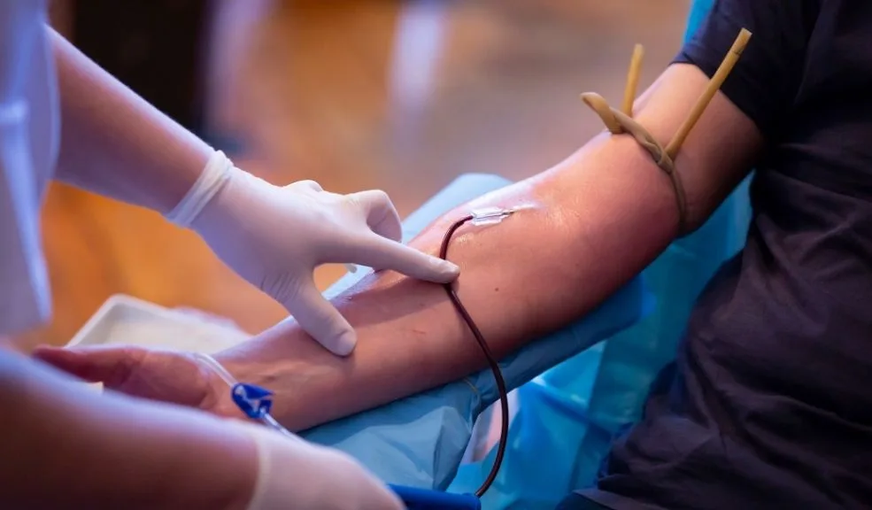 La entrenadora ‘vampiro’: obligaba a estudiantes a donar sangre para graduarse 1 entrenadora