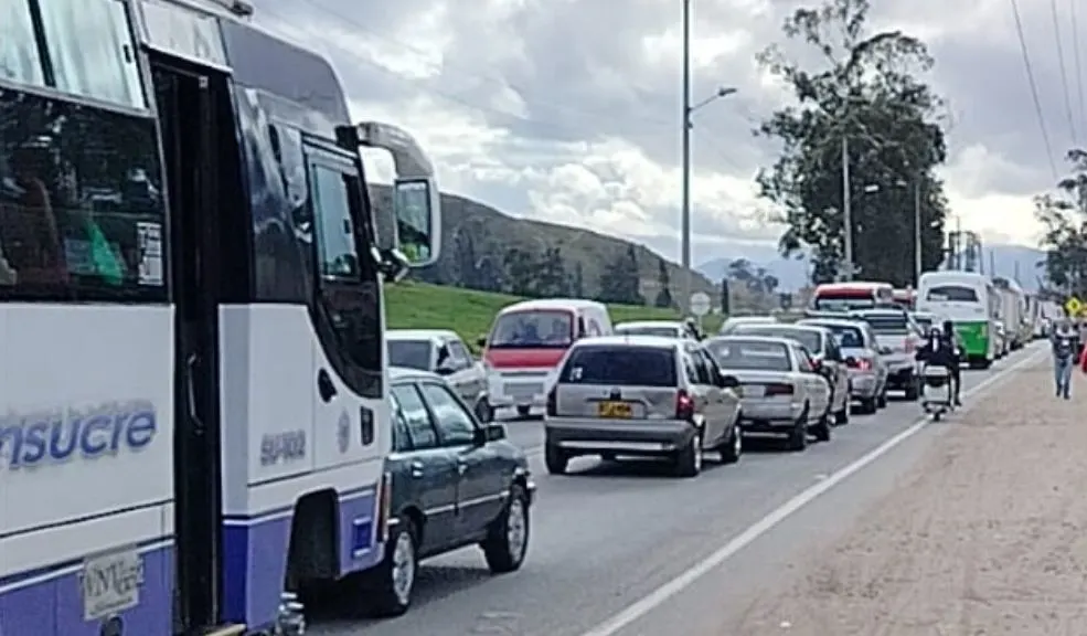 Caos vial en Soacha por cuenta de la ruptura de un tubo de gas en la Autopista Sur Este es el reporte vial tras la ruptura de un tubo de gas en la Autopista Sur, en Soacha.