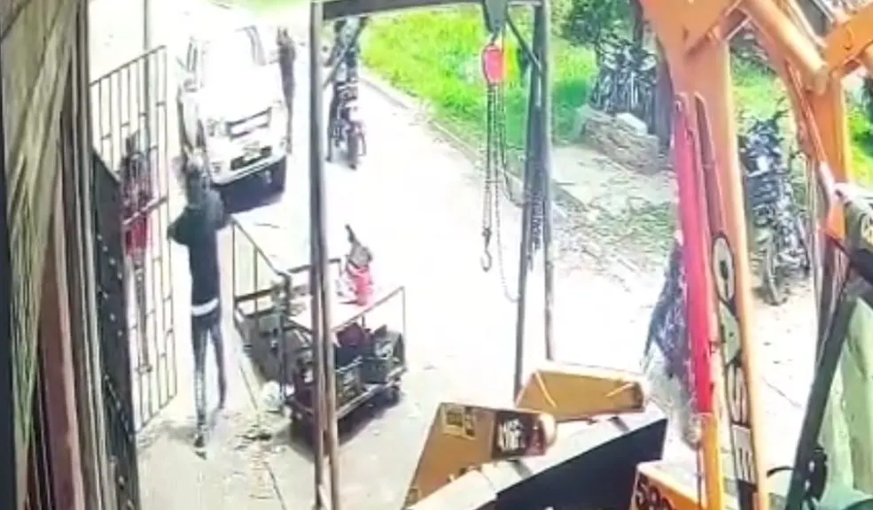 Los Mártires: fleteros se roban una millonada en el barrio Cundinamarca Sujetos en motocicleta abordaron a una pareja para robarle una gran suma de dinero, retirada de un centro comercial. El hecho ocurrió a pocas cuadras de la Fiscalía, en el barrio Cundinamarca de Los Mártires.