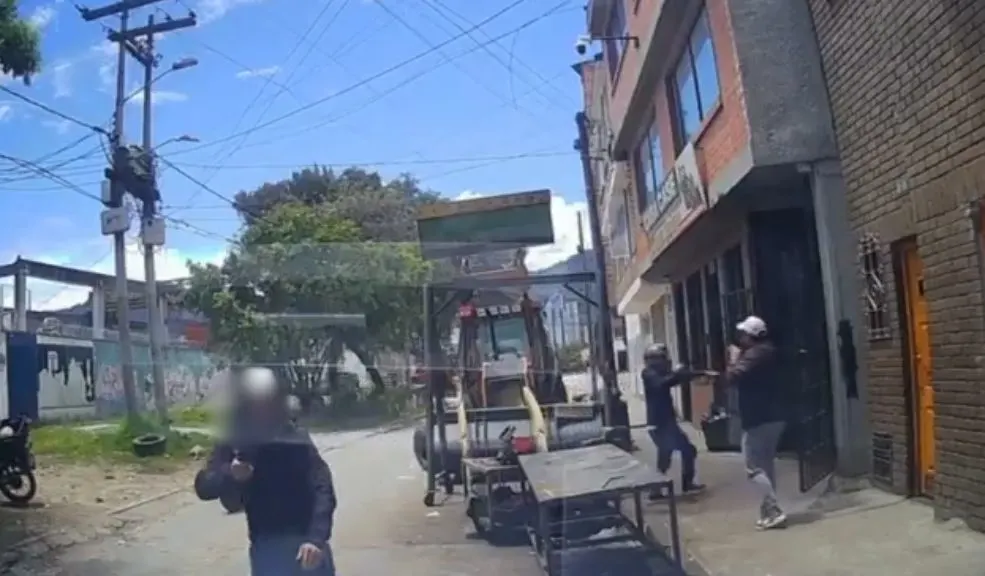 Los Mártires: fleteros se roban una millonada en el barrio Cundinamarca Sujetos en motocicleta abordaron a una pareja para robarle una gran suma de dinero, retirada de un centro comercial. El hecho ocurrió a pocas cuadras de la Fiscalía, en el barrio Cundinamarca de Los Mártires.