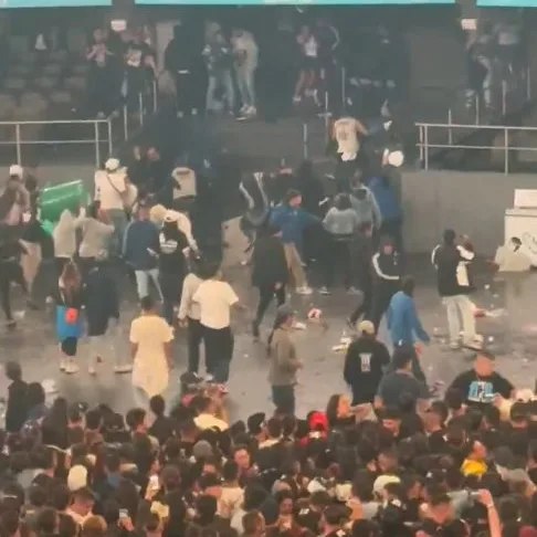 Concierto en el Movistar Arena fue cancelado por disturbios: este es el reporte de la Alcaldía 1 Concierto en el Movistar Arena fue cancelado por disturbios: este es el reporte de la Alcaldía Los disturbios que ocurrieron en el Movistar Arena, entre presuntos barristas, obligó a la cancelación del concierto de Damas Gratis. Hay reporte de heridos y daños. Se confirmó la muerte de una personas a las afueras del lugar.