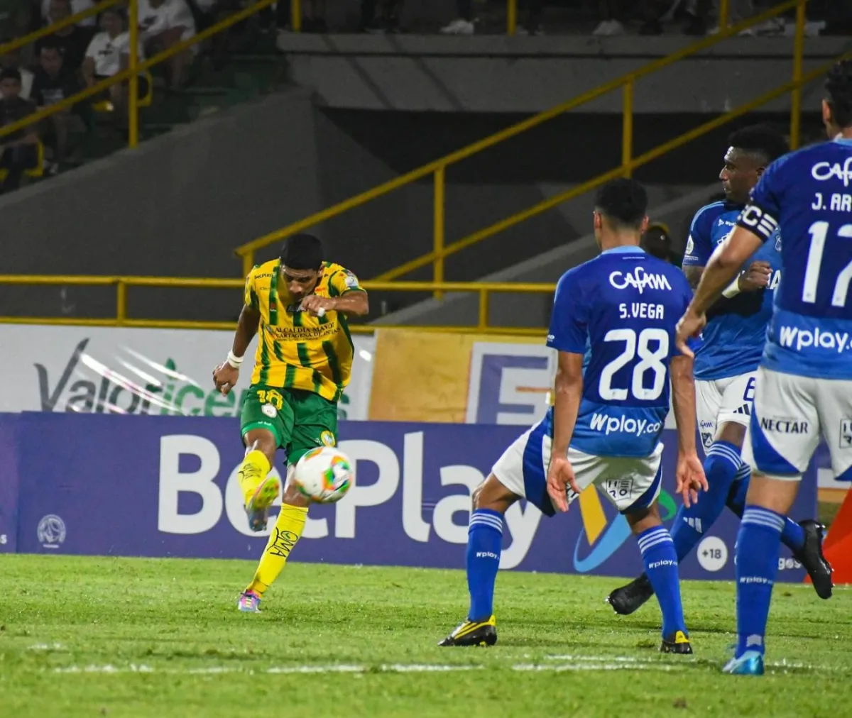 Millonarios, ¡qué paridera para clasificar en la Copa BetPlay! Este será su rival en octavos de final 2 Millonarios, ¡qué paridera para clasificar en la Copa BetPlay! Este será su rival en octavos de final Millonarios sufrió para clasificar a los octavos de final de la Copa BetPlay. Cayó 2-1 con el Real Cartagena, en la vuelta del PlayOff, pero gracias a la ventaja lograda en la ida (3-1) se quedó con el pase. Eso sí, fue un partido con polémica. Le contamos.