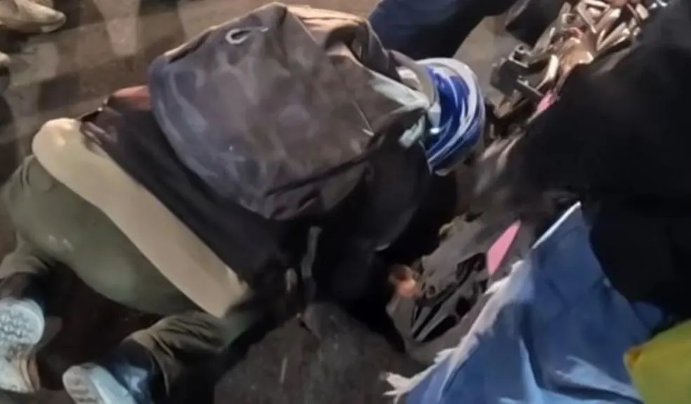 Moto quedó atrapada en plena Avenida Boyacá por un hueco en la vía La llanta delantera de una motocicleta quedó atrapada en un gran hueco en el asfalto en la Avenida Boyacá, un suceso que por poco termina en tragedia.