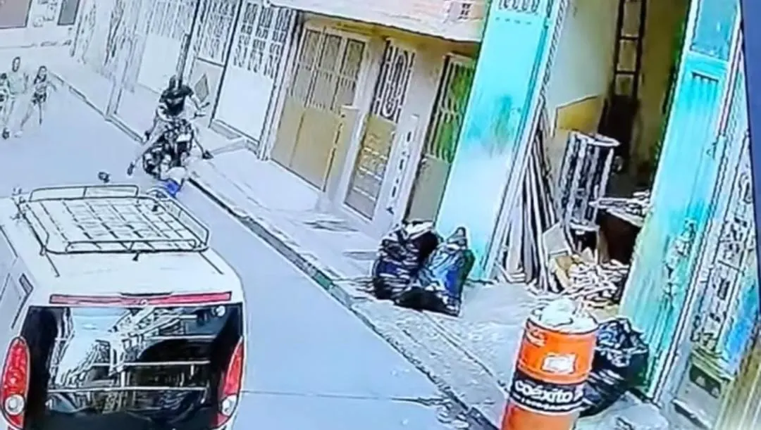 Motociclista en Kennedy se voló tras arrollar a un menor de 5 años Una Familia en Kennedy denuncia a un motociclista imprudente que arrolló a un menor de 5 años, quien iba de la mano de su padre, para posteriormente darse a la fuga.