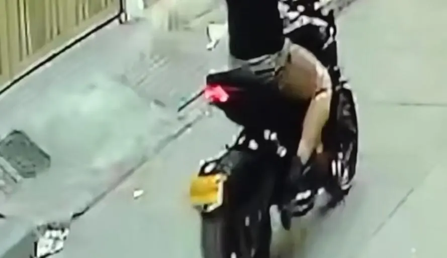 Motociclista en Kennedy se voló tras arrollar a un menor de 5 años Una Familia en Kennedy denuncia a un motociclista imprudente que arrolló a un menor de 5 años, quien iba de la mano de su padre, para posteriormente darse a la fuga.