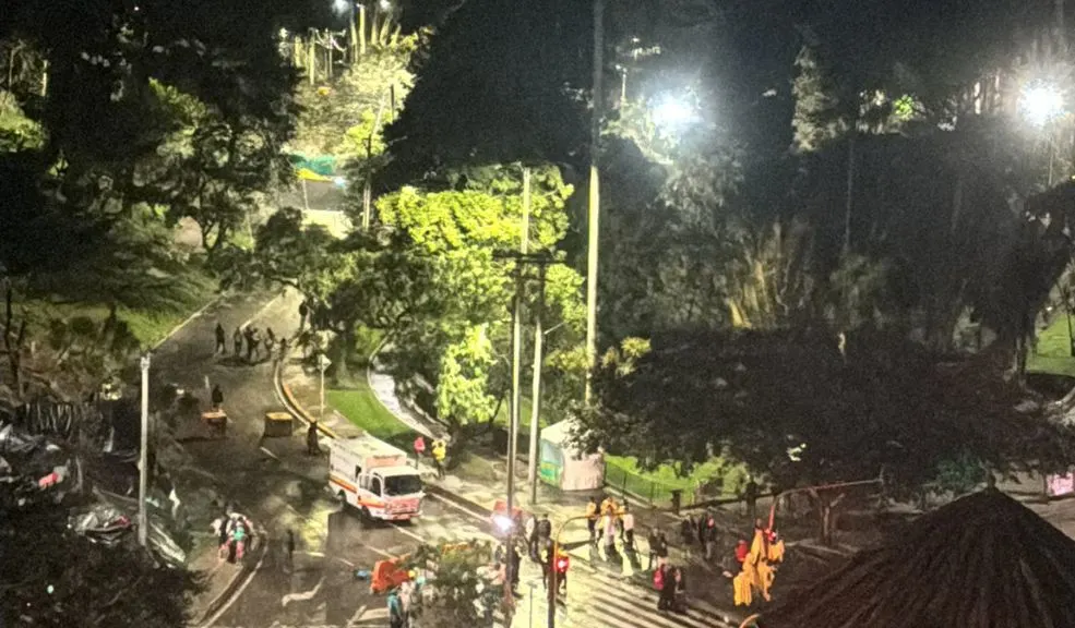 Motociclista murió tras chocar con barricada de comunidad Emberá en Bogotá 2 Motociclista murió tras chocar con barricada de comunidad Emberá en Bogotá En Bogotá, un joven motociclista murió tras chocar contra una barricada improvisada instalada por miembros de la comunidad Emberá en la carrera Séptima.