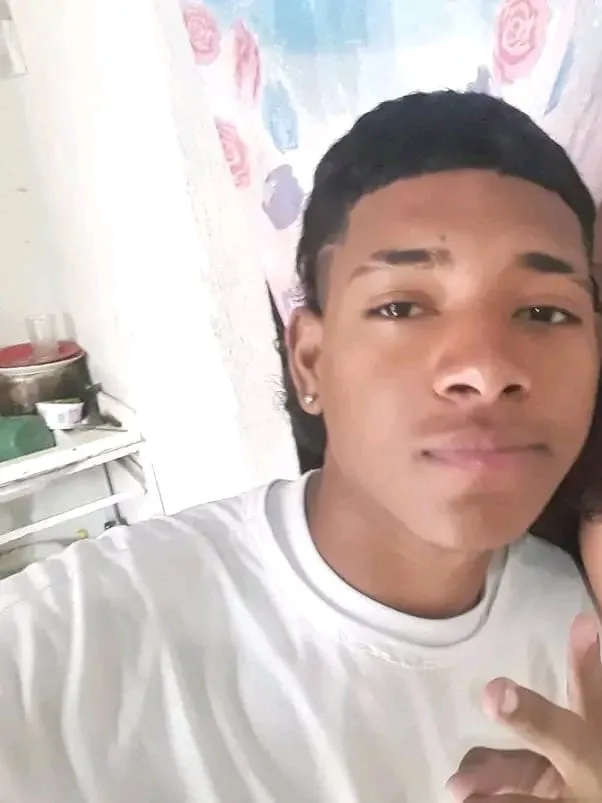 Ciudad Bolívar: 27 días sin justicia para Noverney, asesinado por defender a su hermanita en El Paraíso 2 Ciudad Bolívar: 27 días sin justicia para Noverney, asesinado por defender a su hermanita en El Paraíso La familia de Noverney Zúñiga Murieles denuncia que, a casi un mes de su asesinato, aún no ha sido capturado el responsable, quien sería un vecino. El hecho ocurrió por un reclamo que el joven hizo en defensa de su hermana.