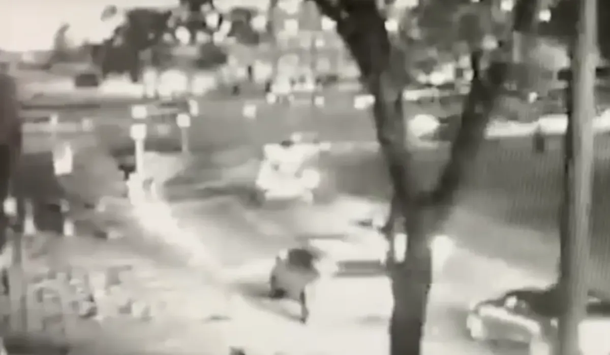 Nuevas pistas en la muerte de Sergio Blanco, hincha de Santa Fe: hay videos 1 Nuevas pistas en la muerte de Sergio Blanco, hincha de Santa Fe: hay videos Cámaras de seguridad mostraron el momento en que Sergio Blanco fue arrollado por un conductor de camioneta blanca, quien posteriormente siguió su camino como si nada. El hecho ocurrió la noche del 6 de agosto, tras los desmanes en el concierto Damas Gratis.