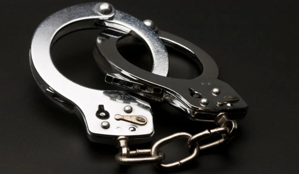 En Usme: policía encubierto desarticuló una olla de microtráfico 1 En Usme: policía encubierto desarticuló una olla de microtráfico Un policía encubierto fue clave para desarticular a 'Los de la U', un clan familiar dedicado al microtráfico en el barrio Monte Blanco, en la localidad de Usme.