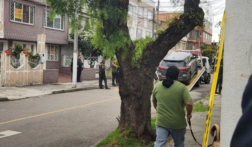 Puente Aranda: ladrón murió en la Guaca, tras robar camioneta en Kennedy Un ladrón fue abatido en La Guaca (Puente Aranda) tras robar una camioneta en Kennedy y huir con GPS activo.