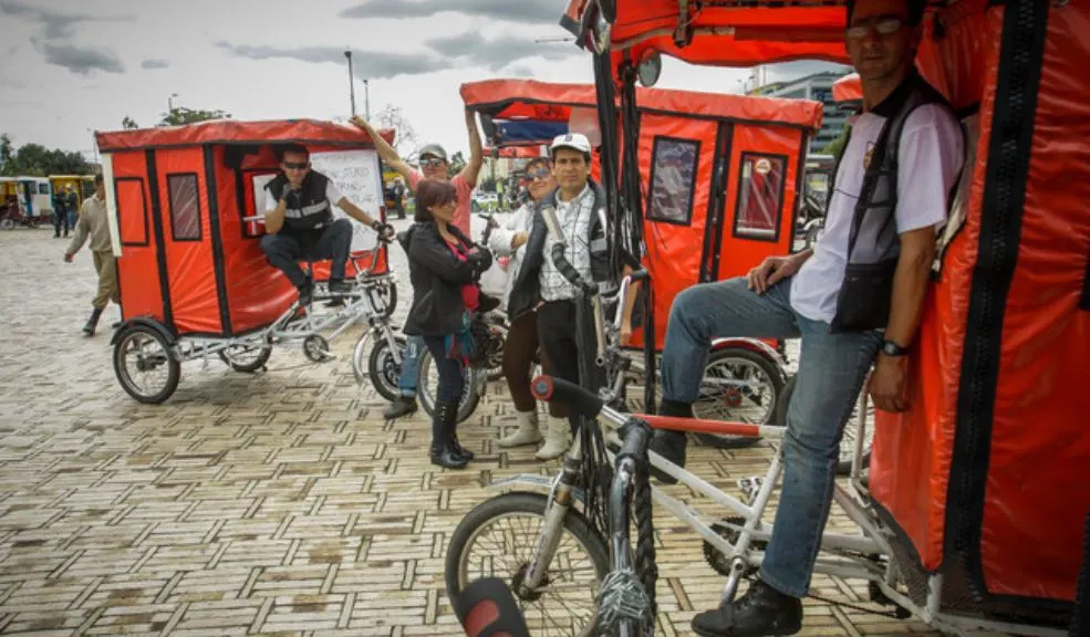 Paro bicitaxista, apoyado por taxistas, en Bogotá: una jornada marcada por bloqueos La mañana del martes estuvo marcada por las protestas de los bicitaxistas, apoyados por los taxistas, y los desórdenes que se presentaron en avenidas de Kennedy, Bosa, Suba y Fontibón. ¿Por qué se manifiestan? Le contamos.
