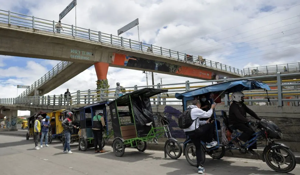Paro bicitaxista, apoyado por taxistas, en Bogotá: una jornada marcada por bloqueos La mañana del martes estuvo marcada por las protestas de los bicitaxistas, apoyados por los taxistas, y los desórdenes que se presentaron en avenidas de Kennedy, Bosa, Suba y Fontibón. ¿Por qué se manifiestan? Le contamos.
