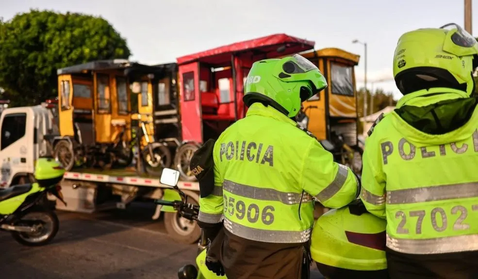 Paro bicitaxista, apoyado por taxistas, en Bogotá: una jornada marcada por bloqueos La mañana del martes estuvo marcada por las protestas de los bicitaxistas, apoyados por los taxistas, y los desórdenes que se presentaron en avenidas de Kennedy, Bosa, Suba y Fontibón. ¿Por qué se manifiestan? Le contamos.