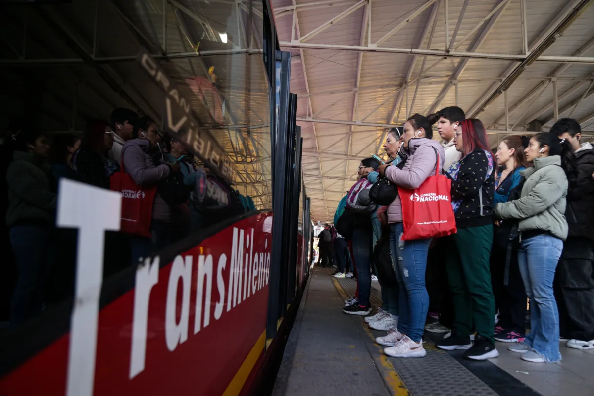 Pasajeros se movilizan a pie por fallas mecánicas en un bus de TransMilenio