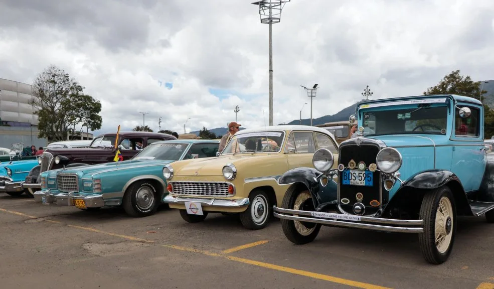 Más de 350 vehículos de colección recorrieron Bogotá en el desfile de autos clásicos y antiguos